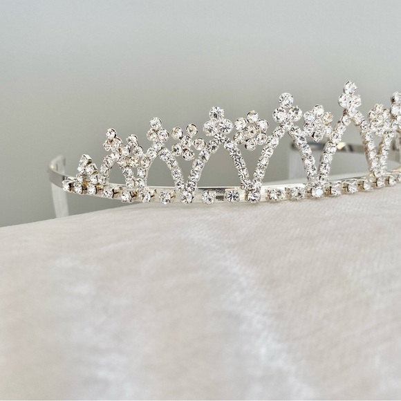 David\'s Bridal Sparkling Silver Rhinestone Tiara main image 6